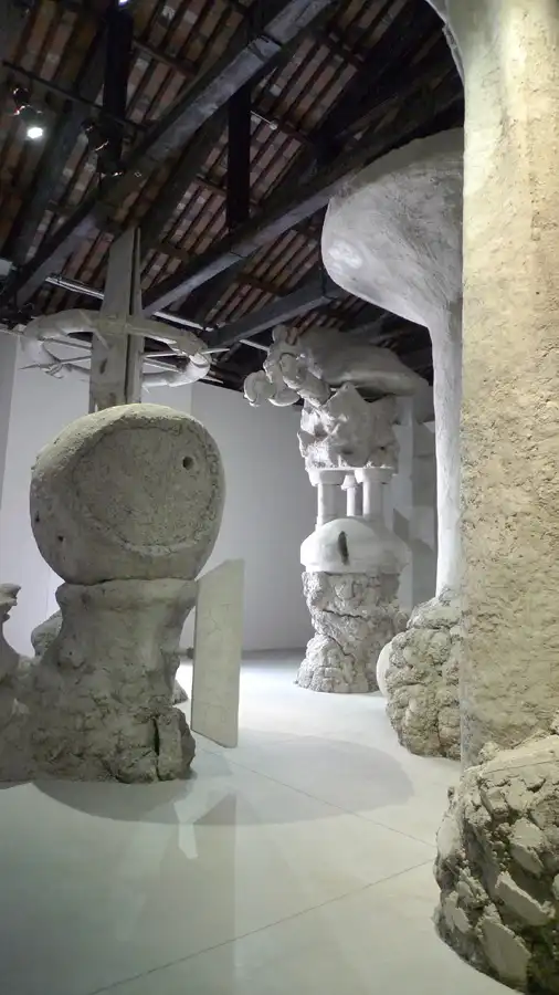 Adrian-Villar-Rojas-Biennale-Venise-05